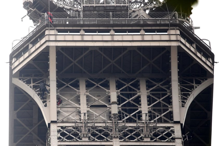 Un hombre fue visto escalando el emblemático monumento.