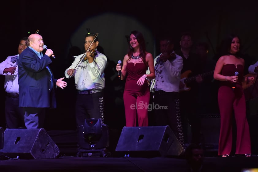 Tres coristas, cinco músicos y un mariachi se fusionaron perfectamente con la voz del artista quien continuó interpretando sus grandes éxitos, mientras en las pantallas se proyectaban imágenes de su trayectoria artística.