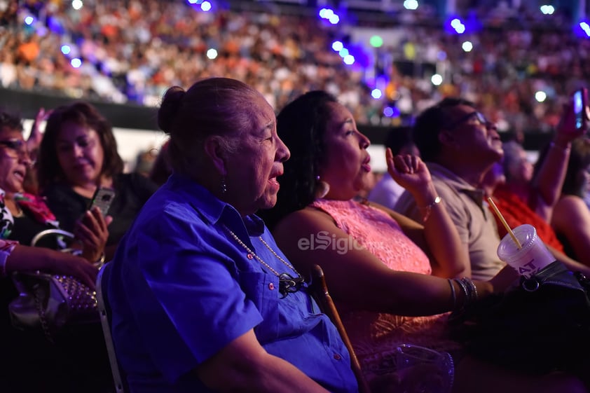 Parejas, grupos de amigas de todas las edades y familias integradas por tres generaciones, estaban listos para recibir a quien por más de tres décadas ha permanecido vigente y en el gusto del público, Leo Dan.