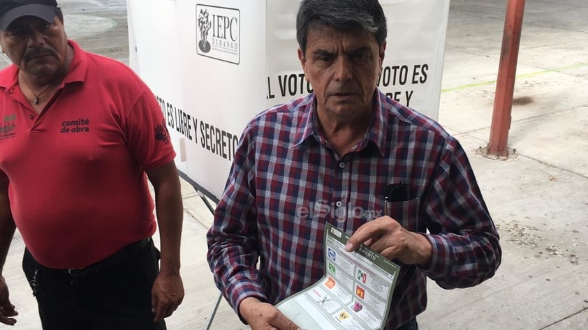 Ulises Adame de León, candidato a la alcaldía de Ciudad Lerdo por el partido Movimiento Regeneración Nacional (Morena), emitió su voto a las 10:00 horas, en la casilla ubicada en la Escuela Primaria Francisco Sarabia, acompañado de su esposa.