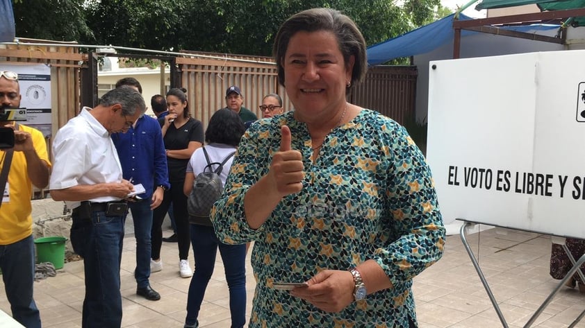 La candidata del PAN a la alcaldía de Gómez Palacio, Claudia Galán, acudió a emitir su voto a la casilla 552 y exhortó a la ciudadanía a que cumpla con este derecho.