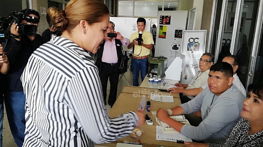 La candidata de Morena por la alcaldía de Gómez  Palacio, Marina Vitela, votó esta mañana.