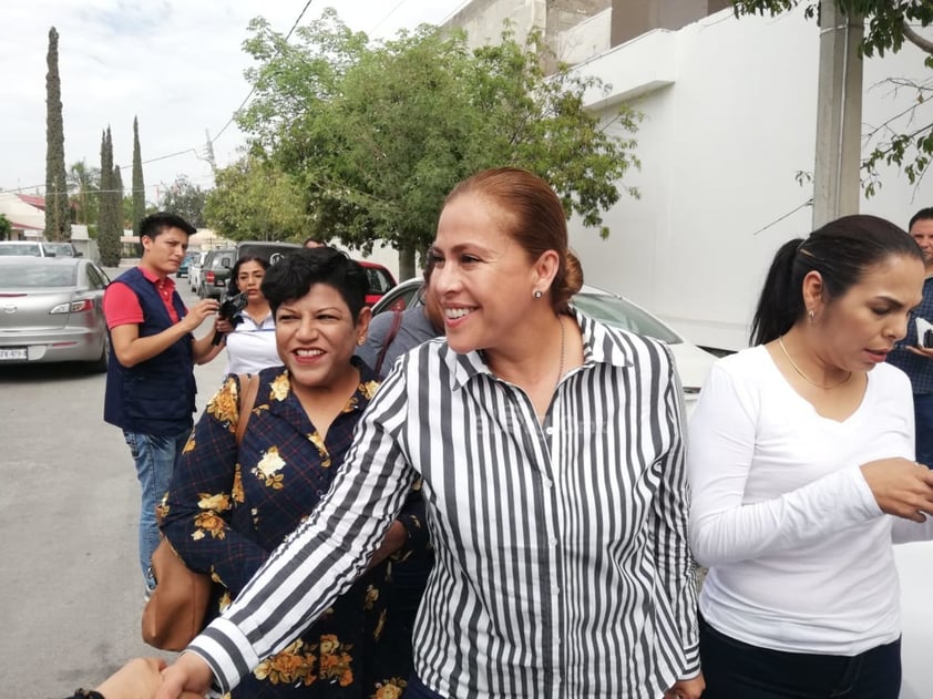 Alrededor de las 11:00 horas, la candidata a la alcaldía de Gómez Palacio, por el partido Movimiento Regeneración Nacional (Morena), Alma Marina Vitela Rodríguez, acudió a emitir su voto a la casilla instalada en la Casa de la Cultura de la colonia El Campestre.