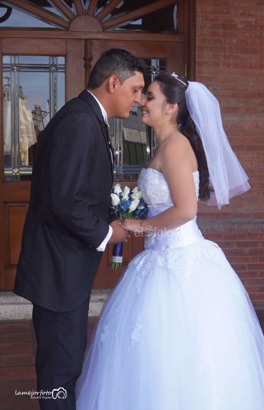 Víctor Calett Tapia y Dora Andrea Guerrero decidieron unir sus vidas para siempre el 27 de abril, ceremonia en la que estuvieron acompañados por sus familiares y amigos.