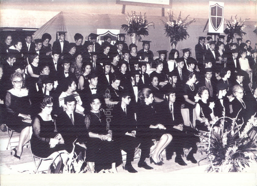 Ceremonia de graduación de la XI Generación del Instituto Francés de La Laguna celebrada en el patio de honor del colegio hace 50 años.