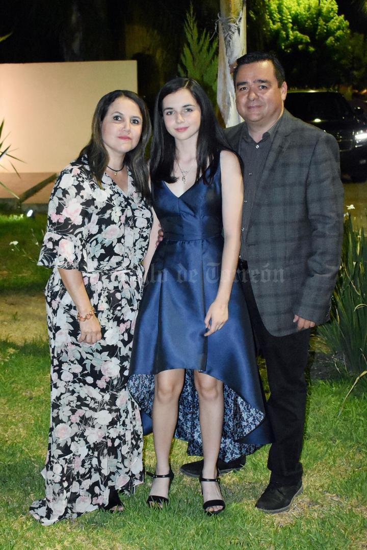 Arantza con sus papás, Laura y Raúl