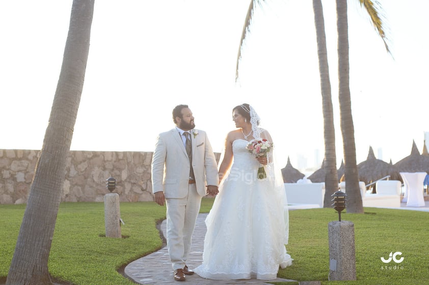 Jonathan Paul Mercado Flores y Nancy Verónica López Velázquez unieron sus vidas para siempre en una emotiva y hermosa eucaristía que se llevó a cabo en la Parroquia Catedral Basílica de la Inmaculada Concepción en Mazatlán, Sinaloa, oficiando la misa el Sacerdote Mons. J. Trinidad Hernández Dávila. Fueron acompañados hasta el altar por sus padres, los señores: Juana Emilia Velázquez Martínez, Francisco López Gutiérrez, María Felicitas Flores Elizalde y José Inés Mercado Lamarque.- Estudio JC Estudio