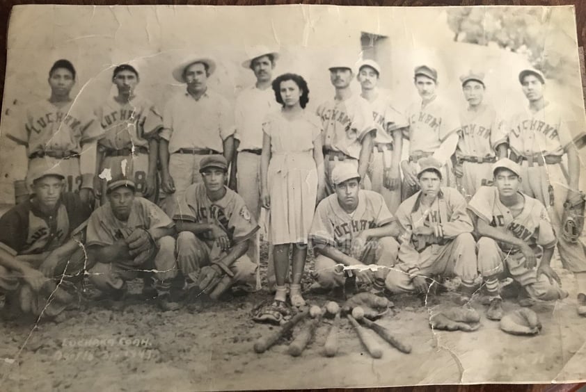 Equipo de beisbol de Luchana, municipio de San Pedro, Coahuila, en 1947. Peloteros: Cirilo Mtz., Enrique Grimaldo,
Lorenzo Vázquez, José Espino, Marcos Balderas, Lucio Balderas, Rodolfo de la O, Fernando Carreón, Jesús Aguirre,
José Valdez, Fidencio Aviña, Raúl Castañeda, Rosa Ibarra, Delfino Medina, Salvador Balderas y Octavio Castañón.