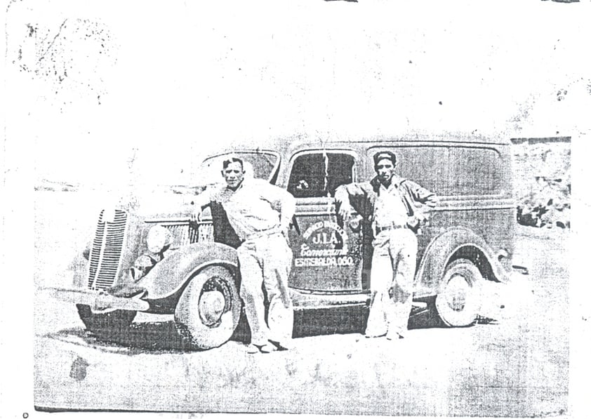 Ford 1940 color verde esmeralda. Dueño, J. Isabel Acosta, y su ayudante, Eleuterio Jáquez Martínez, “El Chafandín”.