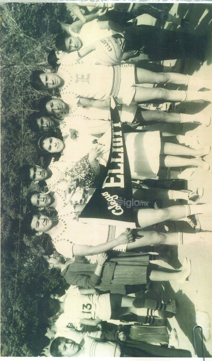 Equipo de basquet del Colegio Elliot. Madrina, Maestra Martha Sarita Martínez, Adrián Tovar, José de la Cruz (f), Reginaldo Rimoldy (f), Juan Sánchez, Ricardo Castellanos, Raúl Castellanos y Antonio Silva Tonche. 1965.