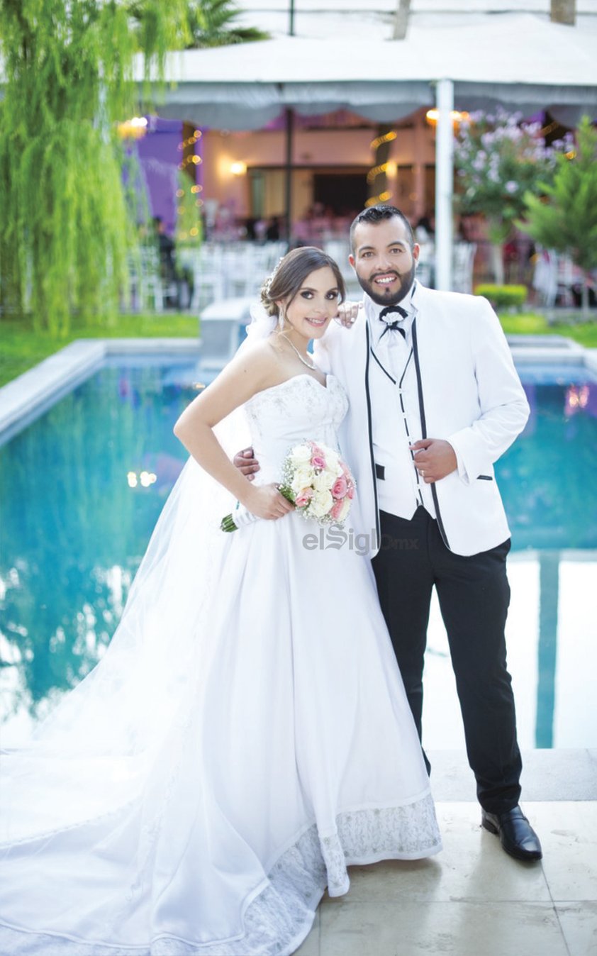 Evelyn Lucero Olvera Ávila y Fidel Díaz Martínez llegaron al altar el siete de junio de 2019. Acompañándolos en tan importante momento, estuvieron sus padres: Fidel Díaz Rodríguez, Angélica Martínez Fraire; José Olvera Barrientos y Severa Ávila Salas.