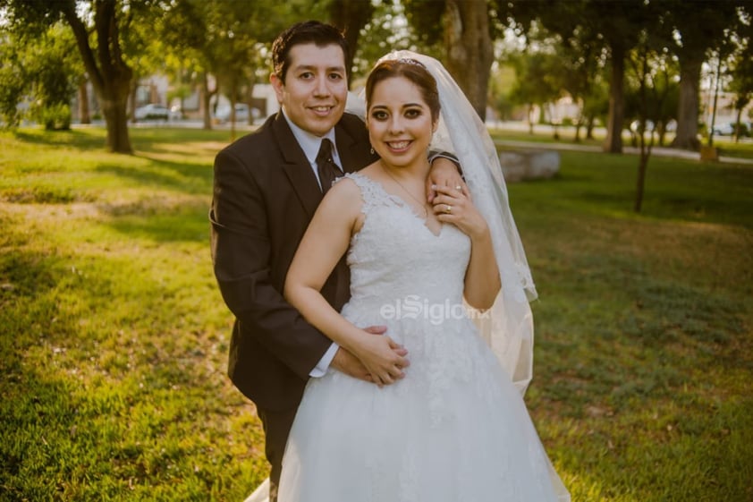 El 25 de mayo, Karla María Robles Moreno e Iván García Mireles tuvieron su tan esperado enlace matrimonial. José Luis Robles Gómez, Amelia Moreno de Robles; Juan García Escajeda y María de la Luz Mireles de García, fueron partícipes del amor eterno que juraron sus hijos ante el altar en la Iglesia de San Pedro Apóstol, oficiando la misa el Sacerdote
Miguel Ángel Cigarroa.