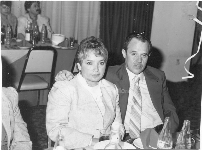 Sra. Martha García de Muñoz y Fernando Muñoz Olvera en una cena de Navidad.