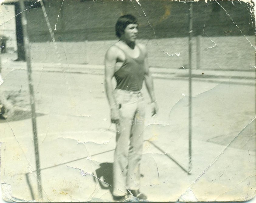 Practicando barrra fija para el desfile del 20 de noviembre de 1966 en Torreón, Coahuila. Barra instalada en la Plaza de la Martínez Adame. Joven Carlos Ávila Lara.