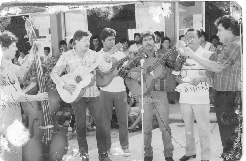 Profes de la Secundaria 8 en 1986 festejando el Día del Estudiante: Prof. Juan Manuel, Carlos Ávila, Leonel, Julio
Eduardo, Manuel (f) y Juan César Hdz., Abdón, Joel, Mario, Marcos, Irene y Panchita.