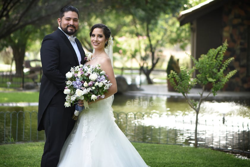 Jorge Humberto Romero Márquez y Yocelyn Torres Téllez unieron sus vidas para siempre en una emotiva y hermosa eucaristía que se llevó a cabo en la Parroquia San Pedro Apóstol el ocho de junio del presente año, oficiando la misa el Sacerdote Sergio Alberto Aguirre Gutiérrez. Fueron acompañados hasta el altar por sus padres: Sergio Jesús Torres Ávila (f), María Guadalupe Téllez Fernández; Humberto Romero Campos y María Antonia Márquez Rodríguez.