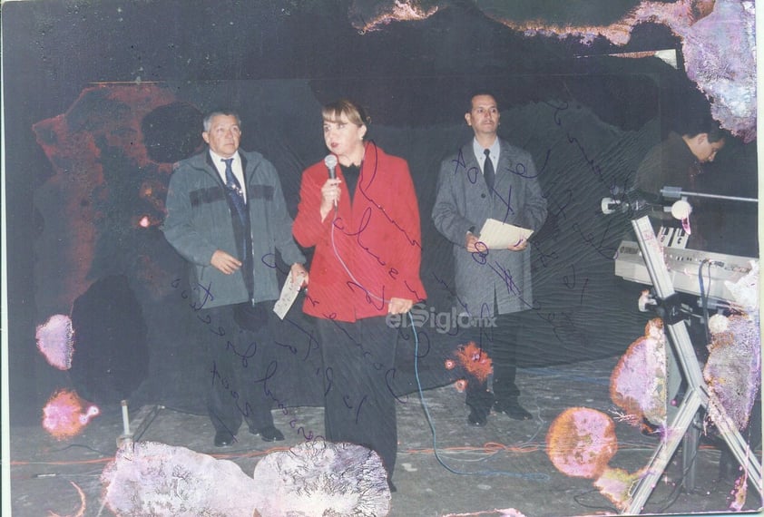 Presentación de villancicos navideños Sec. Federal No. 8 en el 2004. Prof. Eunice, Carlos y Armando.