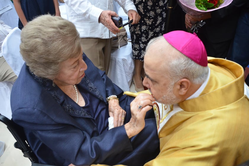 En la ceremonia también estuvo presente la madre de monseñor, de quien únicamente se informó que cuenta con 90 años.