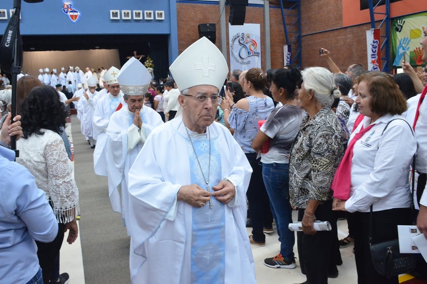 Luego los 52 sacerdotes de la Diócesis de Gómez Palacio y cuatro más que prestan sus servicios, así como las religiosas y ediles rindieron respeto y obediencia monseñor.