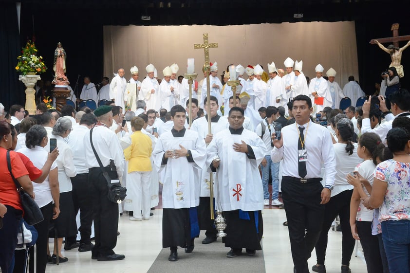 Luego los 52 sacerdotes de la Diócesis de Gómez Palacio y cuatro más que prestan sus servicios, así como las religiosas y ediles rindieron respeto y obediencia monseñor.