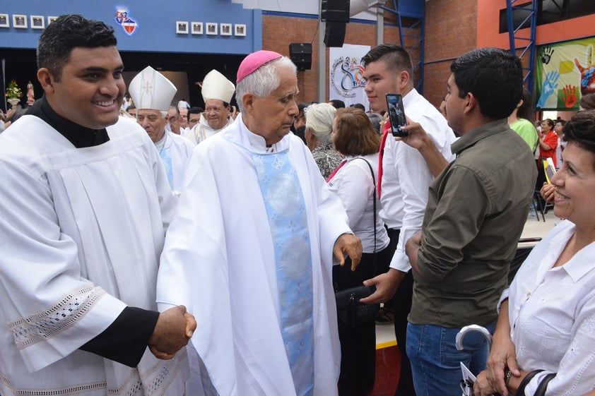 En la ceremonia también estuvo presente la madre de monseñor, de quien únicamente se informó que cuenta con 90 años.