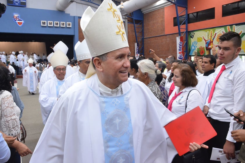 Luego los 52 sacerdotes de la Diócesis de Gómez Palacio y cuatro más que prestan sus servicios, así como las religiosas y ediles rindieron respeto y obediencia monseñor.