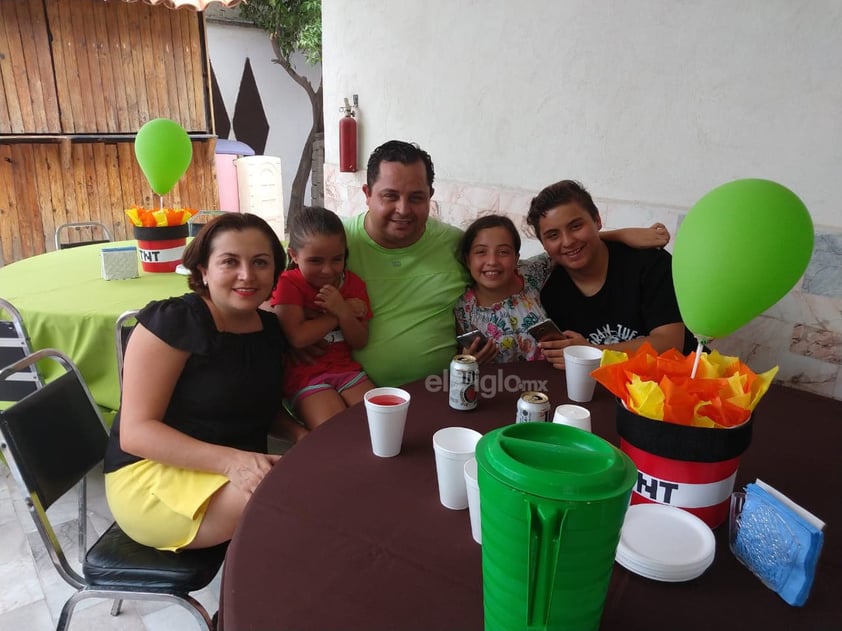 En familia en el cumpleaños de Leo