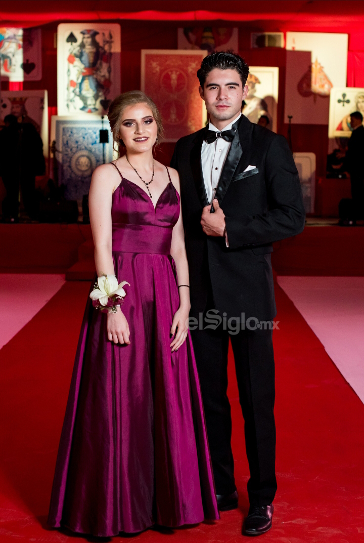 Gina Contreras y Jahyr Zapata en la graduación del Colegio Cervantes.