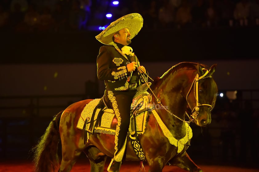 Pepe llegó con todo al concierto. Empezó su participación con El zacatecano, Recuérdame bonito y Directo al corazón (Por unas monedas).