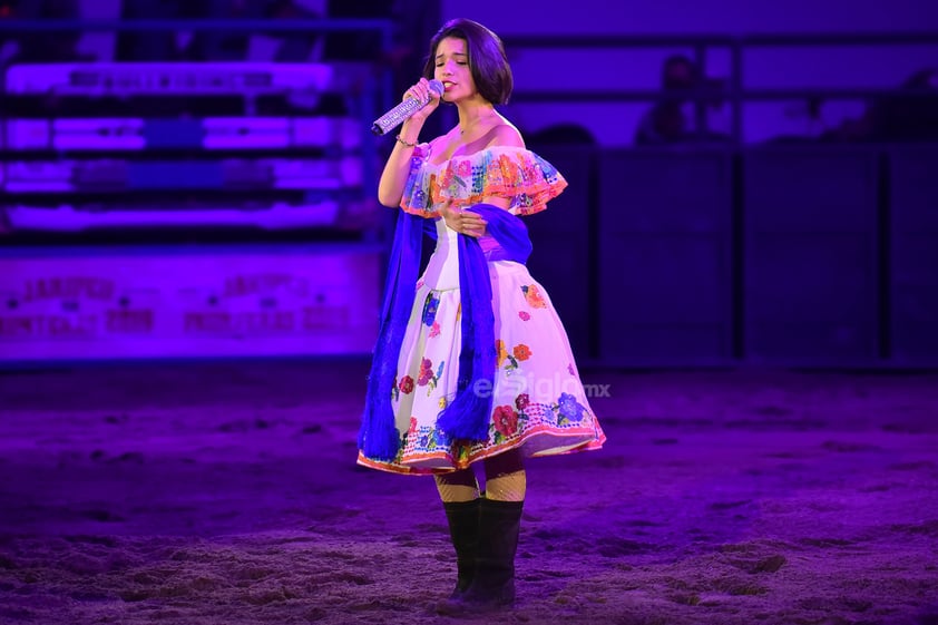 Con un vestido blanco con detalles mexicanos, Ángela mostró su potente voz al interpretar Aires del mayab.