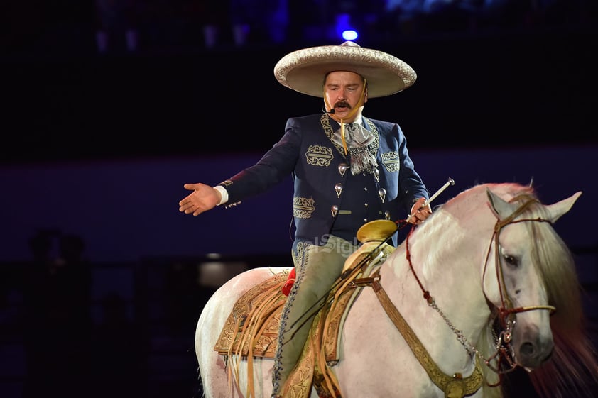 La gente disfrutaba al máximo cada momento del espectáculo que continuó con la presencia de Antonio Aguilar (hijo). Con traje de charro, interpretó el corrido de Gabino Barrera