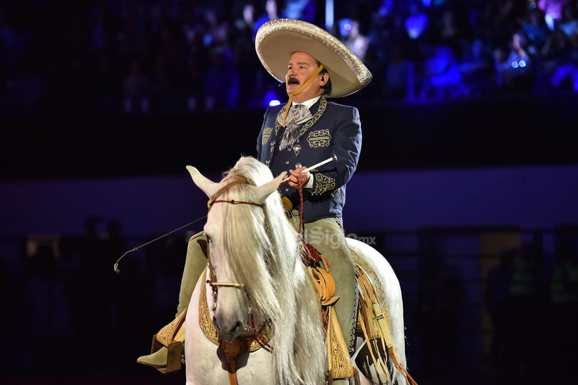 La gente disfrutaba al máximo cada momento del espectáculo que continuó con la presencia de Antonio Aguilar (hijo). Con traje de charro, interpretó el corrido de Gabino Barrera