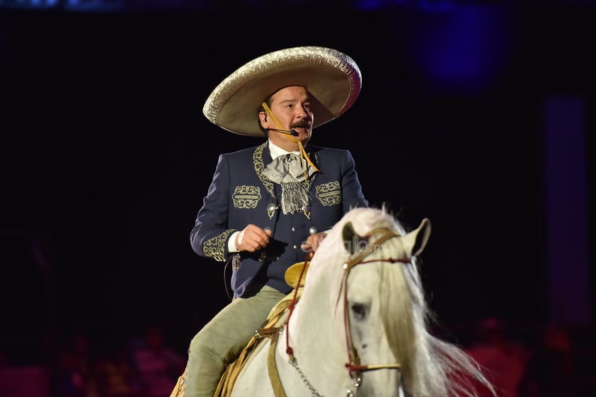 La gente disfrutaba al máximo cada momento del espectáculo que continuó con la presencia de Antonio Aguilar (hijo). Con traje de charro, interpretó el corrido de Gabino Barrera.