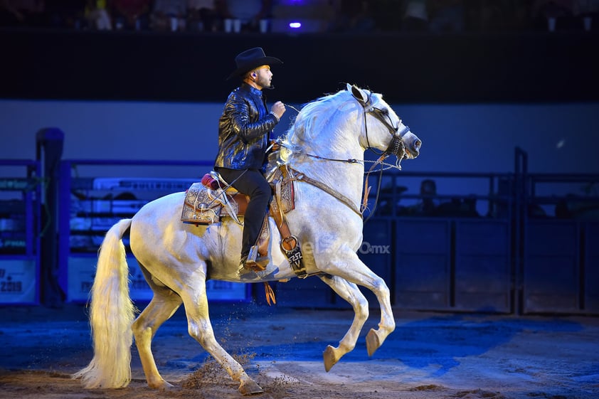 Montado en un hermoso caballo, Leonardo recorría el lugar mientras entonaba Amor limosnero y No volveré. Algunas chicas aprovecharon para gritarle piropos al retoño de Pepe.