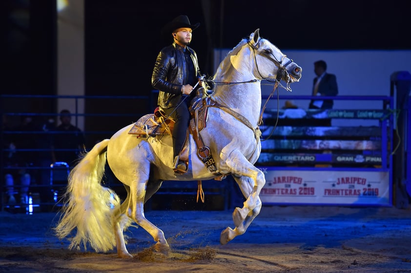 El hijo de Antonio Aguilar y Flor Silvestre adaptó a los tiempos actuales la legendaria gira de jaripeo de la familia Aguilar, concibiendo Jaripeo sin fronteras en el que no faltaron caballos, jinetes, acróbatas, caballos pura sangre y por supuesto las actuaciones musicales de los cantantes.