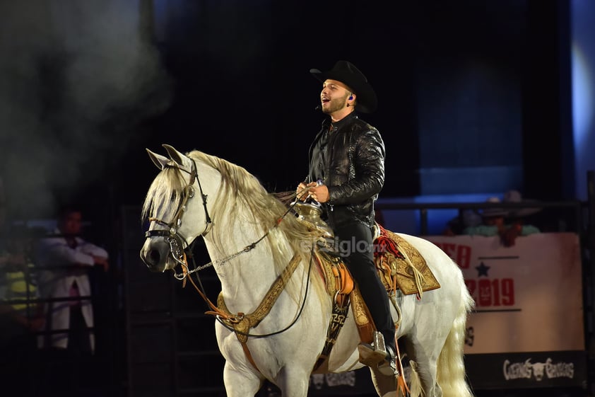 El público presenció de una charreada, dentro de un espectáculo musical que tiene tintes de rodeo y además un poco de rock, género que siempre está presente en la vida del intérprete de Por mujeres como tú.