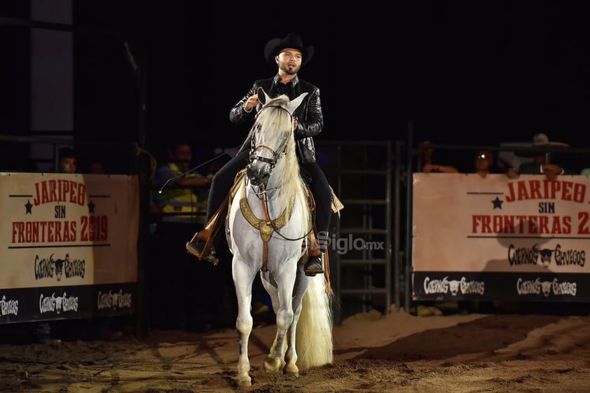 El hijo de Antonio Aguilar y Flor Silvestre adaptó a los tiempos actuales la legendaria gira de jaripeo de la familia Aguilar, concibiendo Jaripeo sin fronteras en el que no faltaron caballos, jinetes, acróbatas, caballos pura sangre y por supuesto las actuaciones musicales de los cantantes.