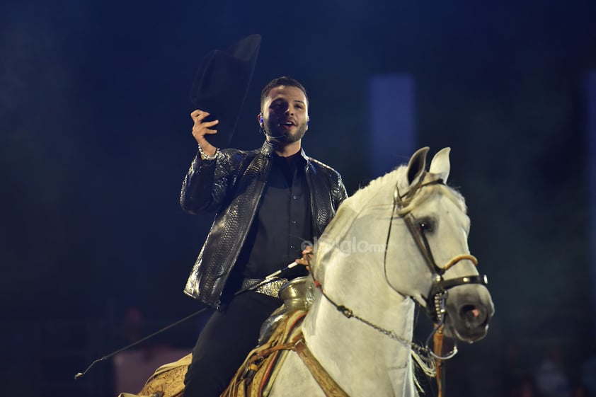 El público presenció de una charreada, dentro de un espectáculo musical que tiene tintes de rodeo y además un poco de rock, género que siempre está presente en la vida del intérprete de Por mujeres como tú.