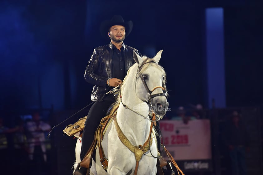 El público presenció de una charreada, dentro de un espectáculo musical que tiene tintes de rodeo y además un poco de rock, género que siempre está presente en la vida del intérprete de Por mujeres como tú.