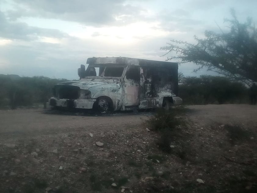 Autoridades investigan las causas del incendio registrado en el tramo carretero que conecta al municipio de Peñón Blanco con San Juan del Río.