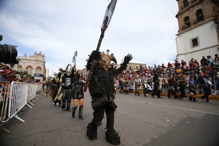 Los asistentes disfrutaron de las caracterizaciones, las coreografías y enormes personajes bajo la temática 'Tierra del Cine y Mezcal'.