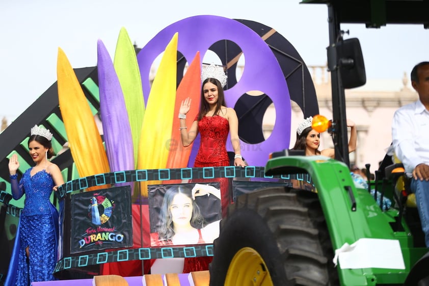 Vaqueros, charros, alguaciles, chicas del 'can can', caballos, apaches y hasta piratas fueron protagonistas del desfile al que también se sumaron marching band de diferentes estados del país y grupos folclóricos.