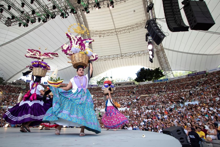 La alegría permeó la edición matutina del primer Lunes del Cerro, con la tradicional presentación de las Chinas Oaxaqueñas, quienes desfilaron por el Auditorio Guelaguetza con sus hermosos canastos con adornos florales.