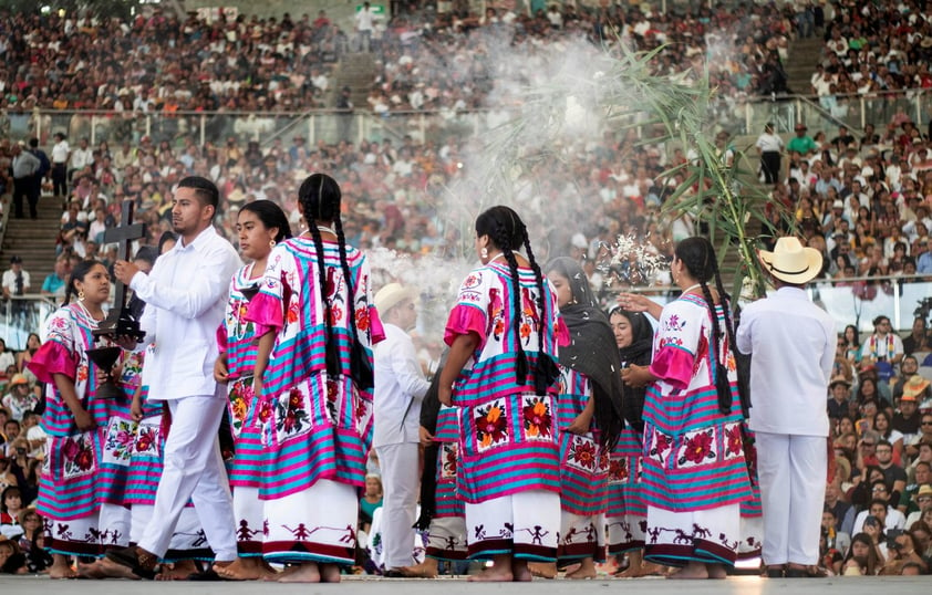 Las fiestas de carnaval también llegaron a la Guelaguetza, de la mano de los Chilolos de Chalcatongo de la región Mixteca, y con sus movimientos corporales dieron vida a los personajes que encantan al público.