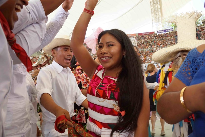 A través de sones, chilenas y jarabes, las ocho delegaciones que representan a las diferentes comunidades indígenas de Oaxaca, realizaron un viaje por las tierras ancestrales, luego de que la tarde de ayer llevaron a cabo el Primer Desfile de Delegaciones por las calles de la capital oaxaqueña, compartiendo la magia de cada uno de sus pueblos.