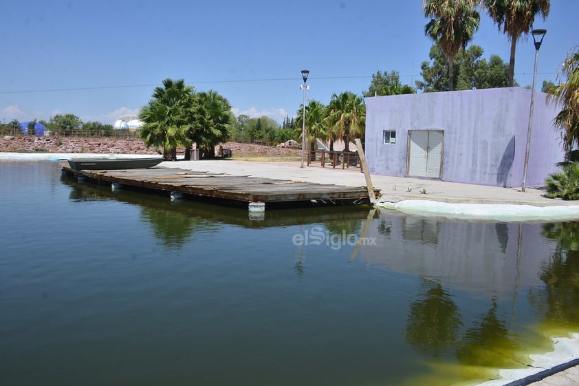 Deteriorado. Dadas las condiciones de los lagos, algunos desprenden olores desagradables para los paseantes; asimismo, los edificios lucen viejos por falta de pintura.