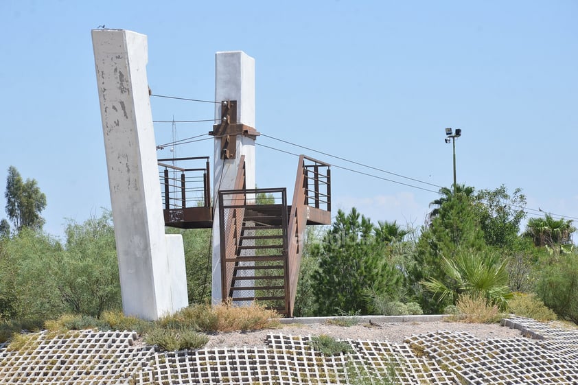 Falto de atracciones. La tirolesa, uno de los espacios de recreación que llamaban la atención en este extenso parque y que tras un accidente en el año 2013, y una serie de intentos en el 2016 por ponerlo en marcha de nueva cuenta, quedó varada y ahora luce con una estructura inutilizada.