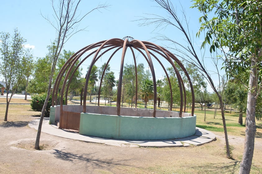 Sin espacios. Diferentes lugares dentro del bosque solo han formado parte del paso de los años, puesto que muchas estructuras, como la del paseo en lancha y a caballo, así como la antigua zona de equinoterapia, no han sido empleados y se ven de esta manera.