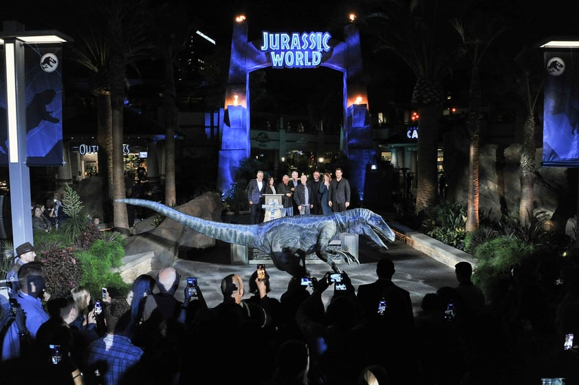 La nueva instalación, llamada 'Jurassic World - The Ride', ha llevado a la realidad el universo salvaje ideado para la gran pantalla con el trabajo de un equipo de especialistas en efectos especiales y cineastas entre los que se encuentra el propio Spielberg, indicó Universal.