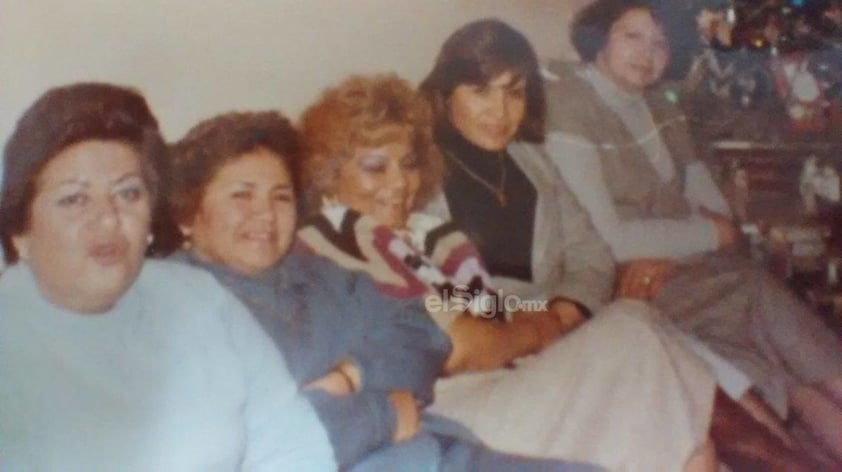 Blanca María del Rosario Cuéllar acompañada por algunas amigas en una recepción en
los años 80´s.